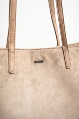 Bolso tipo tote bag grande color marrón, confeccionado en cuero vegano, con doble asa de hombro y detalle de pañuelo estampado atado a una de las asas.