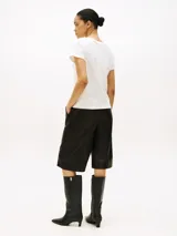 Remera blanca de corte regular con cuello redondo y logo de Tommy Hilfiger bordado en el pecho.