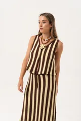 Chaleco tejido a rayas verticales color chocolate y amarillo, con escote en V y cierre con ganchitos.