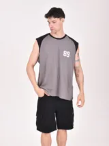 Musculosa gris con mangas y cuello negro, con el número 89 estampado en blanco en el frente.