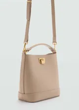 Bolso tipo bucket negro con asa corta y cierre metálico dorado.