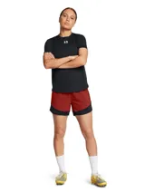 Short deportivo Under Armour Challenger Pro para mujer, color ladrillo con cintura y laterales negros. Logo de la marca en blanco en la pierna derecha.