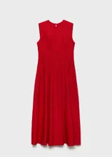 Vestido midi rojo sin mangas, con cuello redondo y corte evasé. Presenta pinzas en la cintura y cierre de cremallera y botón en la parte posterior.