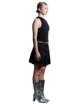 Short de jean negro con costuras decorativas blancas.