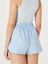 Short celeste con cintura elastizada y cordón ajustable verde flúor.