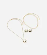 Conjunto de collar y aros dorados con colgantes circulares esmaltados en blanco y negro. El collar es de cadena de eslabones pequeños y los aros son tipo botón.