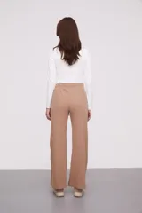 Pantalón negro de corte amplio con cintura elástica ajustable con cordón.