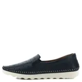 Zapato casual Freeway de cuero negro con perforaciones y suela blanca.