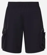 Bermuda cargo color hueso, con cintura elástica ajustable con cordón, bolsillos laterales tipo cargo con cierre y bolsillos laterales y traseros.