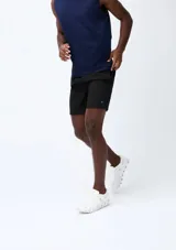 Short deportivo azul con cintura elástica y logo bordado en la pierna.