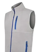 Chaleco polar gris sin mangas, confeccionado en micropolar de poliéster reciclado, con cierre frontal y tres bolsillos con cierre en color azul.