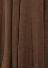 Vestido midi marrón de punto, con cuello redondo y manga larga.