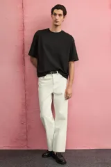 Remera negra de punto de algodón pesado, corte boxy holgado, con cuello redondo ribeteado acanalado, hombros caídos y bajo recto.