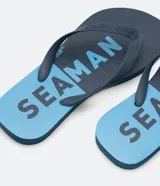 Ojotas azules con base roja y estampa de la marca Seaman.