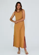 Vestido largo a rayas verticales color amarillo y blanco, con cuello redondo y sisas con terminación en color bordó.