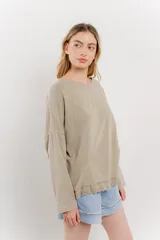 Remera verde lima de corte holgado con cuello redondo y mangas largas.