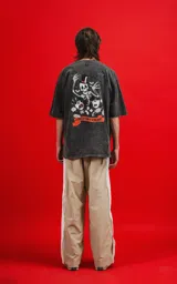 Remera negra con efecto acid wash y estampa frontal de calaveras de personajes de Disney.