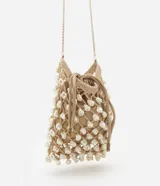 Cartera pequeña color beige con bretel de cadena dorada, cierre con cordón, diseño trenzado y perlas artificiales bordadas.