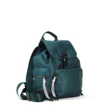 Mochila verde militar de nylon con tapa y broche metálico. Tiene apertura superior con cierre marinero, bolsillos internos, bolsillo con cierre metálico al frente y laterales. Incluye asas rígidas de mano y correas regulables para colgar en la espalda.