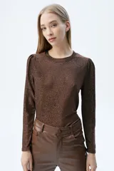 Remera marrón de tela elastizada de lurex, de calce al cuerpo, con cuello a la base y mangas estilo princesa.