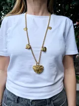 Collar largo dorado con cadena de eslabones y dijes de corazones texturizados.