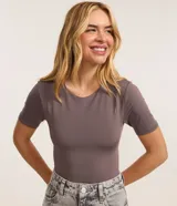 Body de microfibra color gris topo, con escote redondo, manga corta y abertura en la espalda.