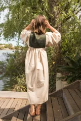 Túnica negra de lino con cuello cuadrado y mangas 3/4 abullonadas con elástico en los puños. Presenta apliques de textiles antiguos en la pechera delantera y trasera.