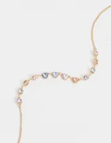 Collar corto dorado con cadena de eslabones y strass en tonos pastel.