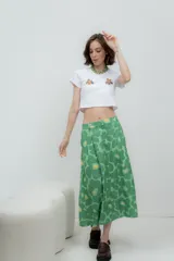 Falda midi verde con estampado de flores grandes y cintura alta.