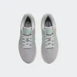 Championes Reebok ATR Chill color gris con detalles en verde agua y suela blanca con base marrón. Confeccionados en cuero sintético, ante y poliuretano.
