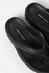 Sandalia tipo ojota color naranja con plataforma track.