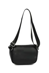 Riñonera color crema con correa ajustable negra, múltiples bolsillos con cierre y tachas decorativas.