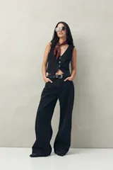 Pantalón de jean celeste de corte ancho, tiro alto y silueta fluida.