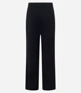 Pantalón de vestir color crudo, de corte recto, con bolsillos laterales y traseros. Se ajusta a la cintura con cinturón de cuero marrón con hebilla dorada.