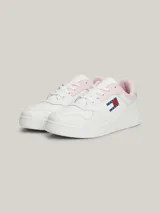 Zapatillas Tommy Jeans Essential de cuero blanco con detalles en rosa en el talón y en la lengüeta. Presentan el logo de la marca en el lateral y suela de goma. Inspiradas en los modelos de baloncesto, cuentan con elementos distintivos tonales y un detalle de ventilación en la punta que les aporta un aire deportivo retro.