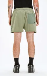 Short de baño verde militar con calce regular, cuatro bolsillos, elástico en la cintura y cordón para ajustar. Confeccionado en tejido plano liviano de secado rápido.