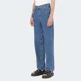 Pantalón de jean azul de corte recto, tiro alto y calce regular.