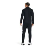 Conjunto deportivo Under Armour gris con detalles en negro. Incluye campera con cierre y pantalón con cintura elástica y cordón ajustable. Ambos con logo de la marca en el pecho y en la pierna.