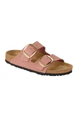 Sandalias Birkenstock Arizona con hebillas grandes, color rosa viejo, con plantilla anatómica de corcho y látex, y suela de EVA.