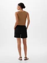 Bermuda color crema con estampado de motivos florales y geométricos en tonos pastel.