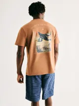 Camiseta azul marino de algodón con estampa rectangular de paisaje en el frente.