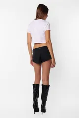 Remera corta blanca tipo baby tee, de cuello redondo y mangas cortas, confeccionada en jersey de algodón. Detalle de costuras rojas en toda la prenda y estampa de flecha con rosa en el delantero.