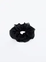 Colero de pelo negro con textura arrugada.