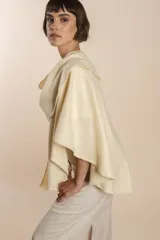 Ruana corta de lana color marrón con terminación de crochet hecho a mano. Prenda cómoda, versátil y fácil de combinar.