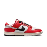 Championes Nike Dunk Bajo Retro Premium de hombre, color blanco y rojo con detalles en negro. Zapatillas de caña baja con cordones negros y suela color crema.