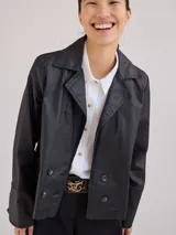 Campera corta negra simil cuero con cuello clásico, doble botonadura y bolsillos frontales.