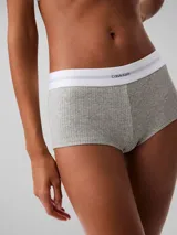Bombacha hípster gris de algodón modal con textura de canalé y cintura elástica blanca con logo de Calvin Klein.
