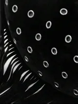 Bolso bandolera negro con tachas y flecos largos.