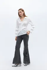 Camisa blanca de algodón con diseño cruzado y mangas largas con volados.