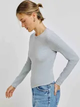 Remera de manga larga color gris con cuello redondo.